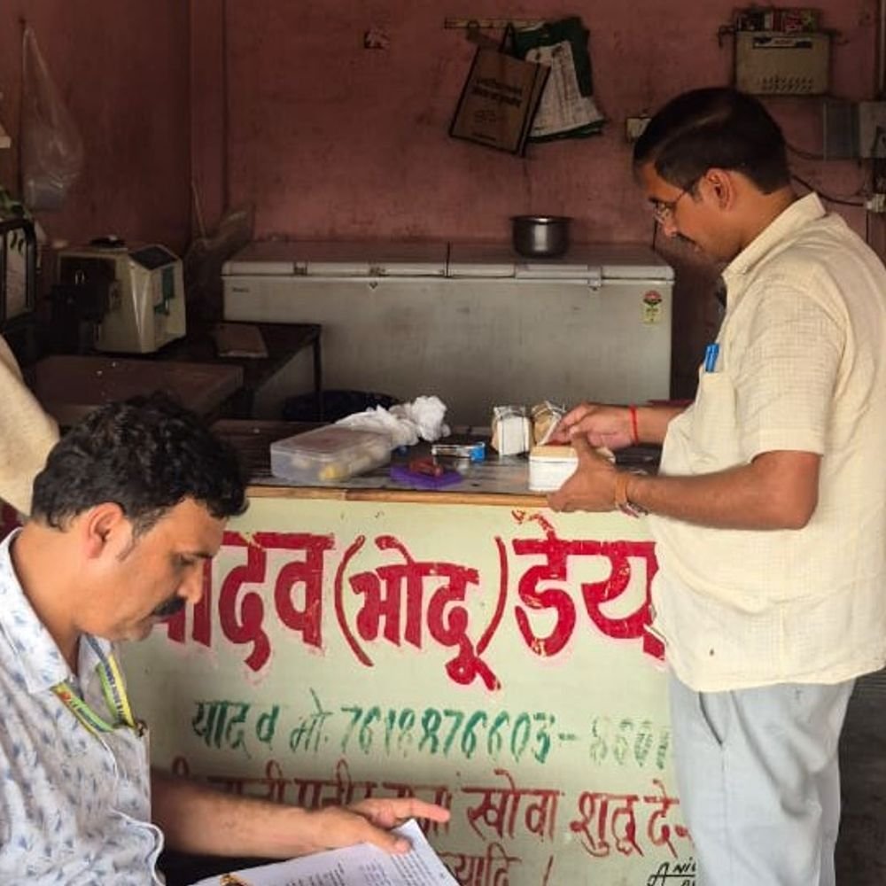 प्रयागराज में नवरात्रि से पहले खाद्य विभाग की छापेमारी:घी-आटा समेत 11 नमूने लिए, सभी सैंपल लैब भेजे गए