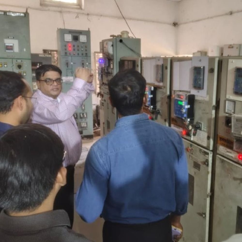 दीवाली से पहले पीवीवीएनएल एमडी ने बिजलीघरों का किया रुख:ट्रांसफार्मर का लोड, ऑयल लेवल और अर्थिंग जांची, अनुरक्षण में मानक की अनदेखी पर चेताया