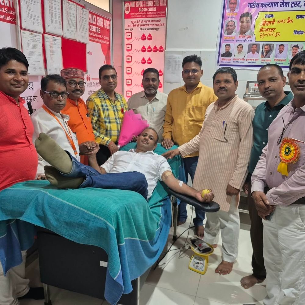 गांधी जयंती पर रक्तदान शिविर में 25 यूनिट रक्त जमा:गरीब कल्याण सेवा ट्रस्ट ने सुल्तानपुर में किया आयोजन; रक्तदाताओं को किया सम्मानित
