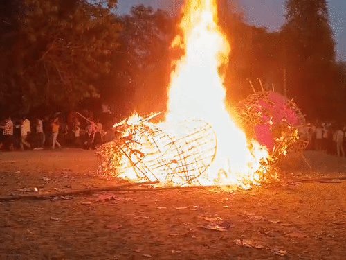 आज अखबार नहीं, पढ़िए जालौन की बड़ी खबरें:रावण-मेघनाद के पुतलों का दौड़ाते हुए वध, युवक को दरोगा ने थप्पड़ मारा