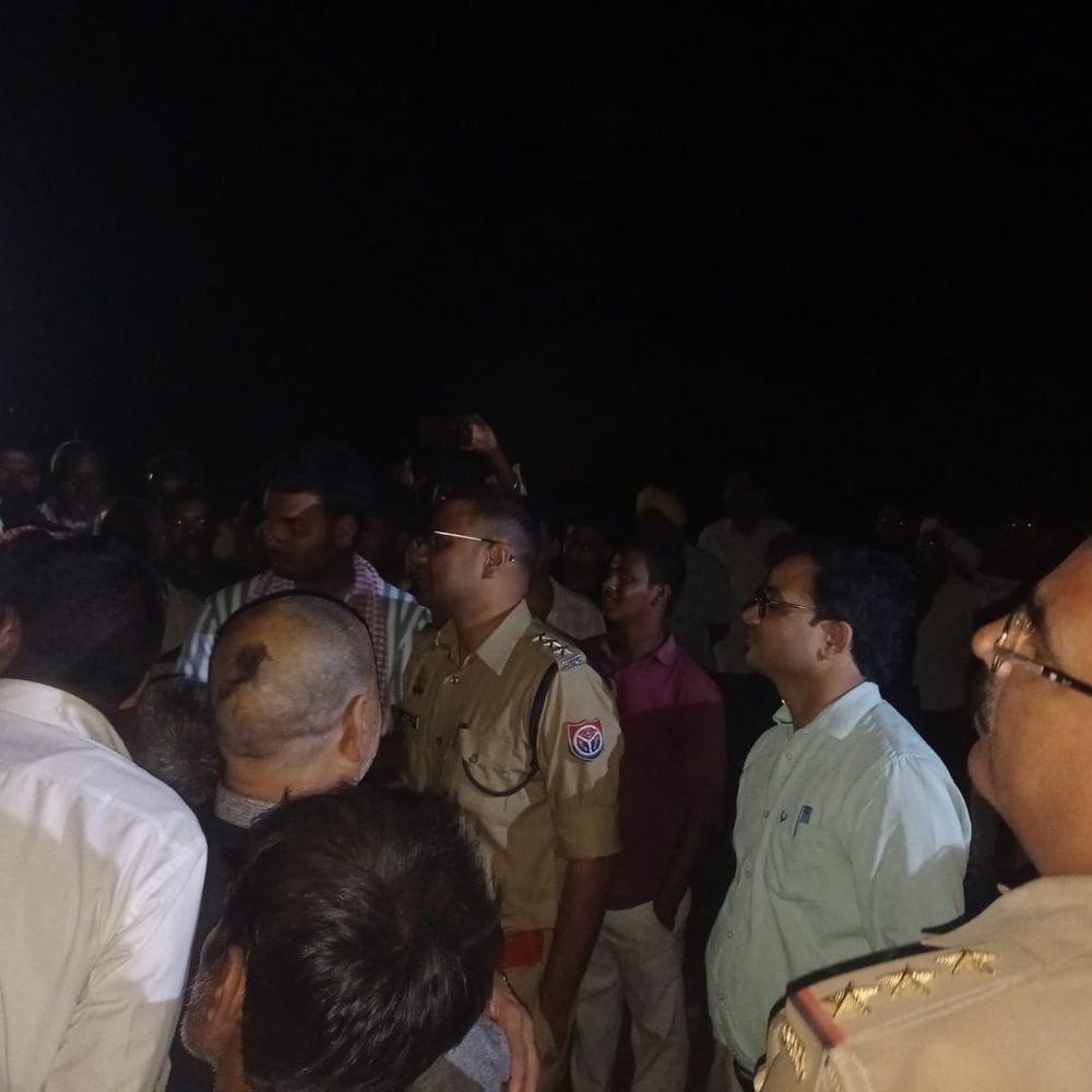 मिर्जापुर में रेलवे अंडरपास की मांग पर ग्रामीणों का प्रदर्शन:SDM के आश्वासन पर खत्म हुआ रामपुर अड़तीस गांव का धरना
