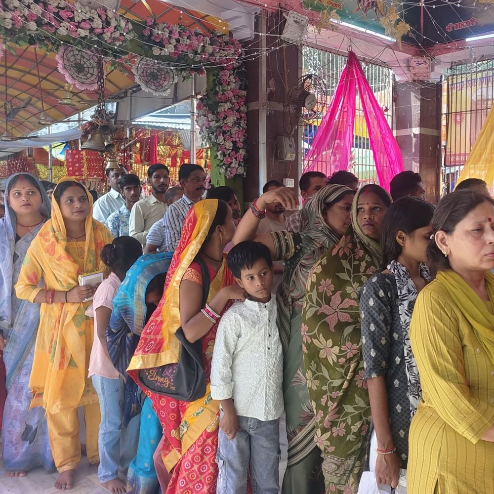 नवरात्र के पहले दिन मंदिरों में उमड़ी भीड़:लखीमपुर-खीरी में देवी दरबार जयकारों से गूंजे, भक्तों ने लगाई लंबी कतारें