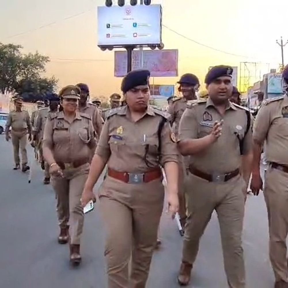 पुलिस ने त्योहारों को लेकर बाजार में निकाला फ्लैग मार्च:ड्रोन और सीसीटीवी से शहर की निगरानी, भड़काऊ पोस्ट करने वालों पर FIR होगी