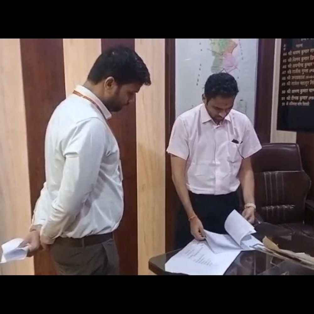 मतदान केंद्रों का डीएम ने किया निरीक्षण:गौरीबाजार और बैतालपुर में परखी व्यवस्थाएं, निष्पक्ष चुनाव कराने के निर्देश दिए