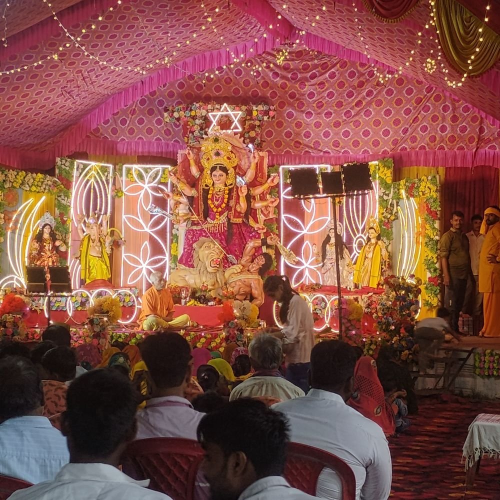 नवरात्र पर सजाया गया भव्य पंडाल:देवगढ़ कमासिन में मां दुर्गा की आराधना, रोज बांटा जा रहा प्रसाद