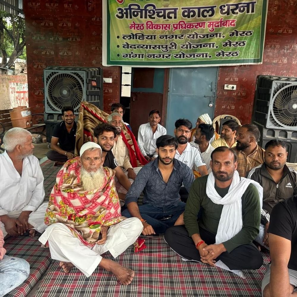बारिश के बीच 35 वे दिन भी किसानों का धरना:मेरठ में MDA के खिलाफ रूके हुए प्रतिकर के खिलाफ डटे किसान, रविवार को बड़ा प्रदर्शन