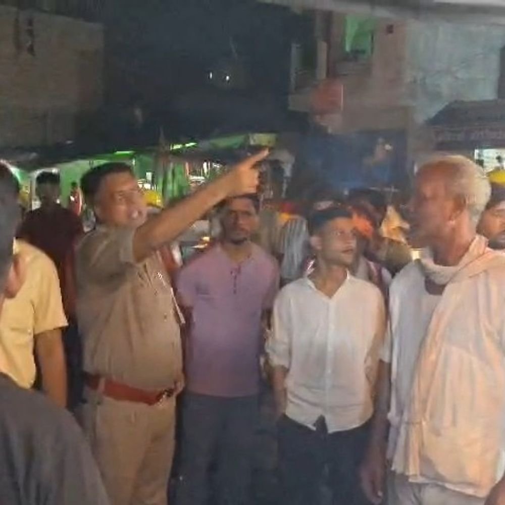 सीतापुर के तंबौर में अतिक्रमण हटाने की दुकानदारों को चेतावनी:देर रात अफसर बोले- खुद हटा लो अतिक्रमण, नहीं तो चलेगा बुलडोजर
