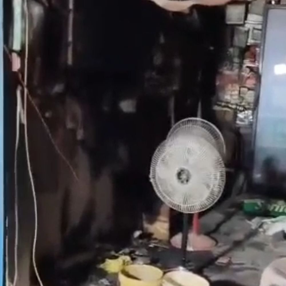 बहराइच में मोबाइल शॉप में लगी भीषण आग:कंप्यूटर, इनवर्टर और फर्नीचर समेत सामान जलकर खाक, ग्रामीणों ने बुझाई