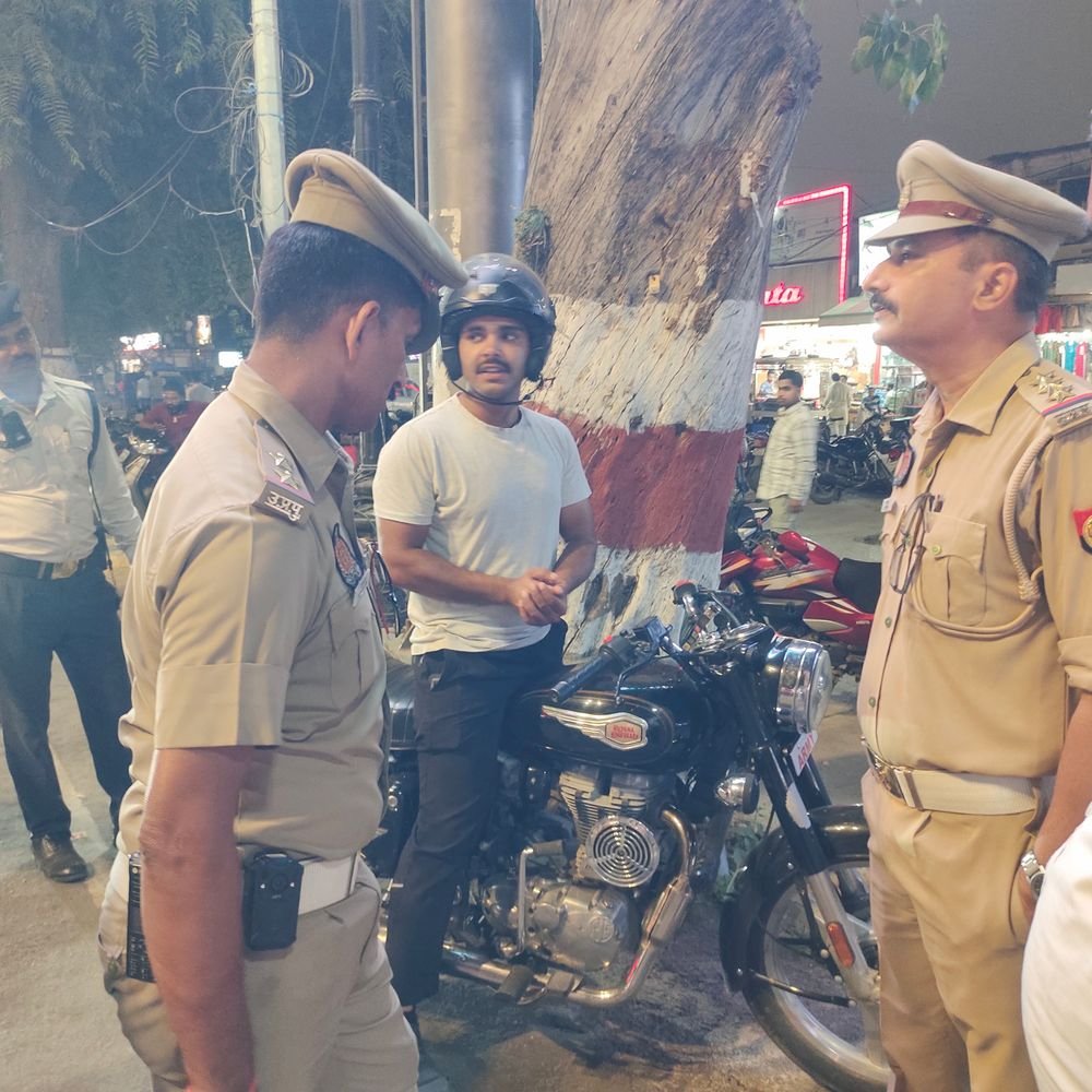 प्रयागराज में ब्लैक फिल्म, हेलमेट और प्रेशर हॉर्न पर कार्रवाई:250 वाहनों के चालान काटे, पुलिस ने लोगों से नियम पालन की अपील की