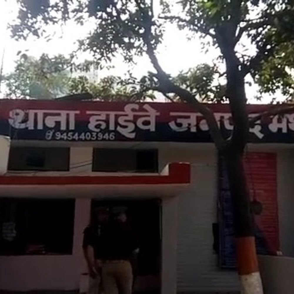 मथुरा में कॉलोनी के साझेदारों में फायरिंग:पैसों के लेनदेन को लेकर हुए विवाद में पार्टनर के पेट में लगी गोली, हालत नाजुक