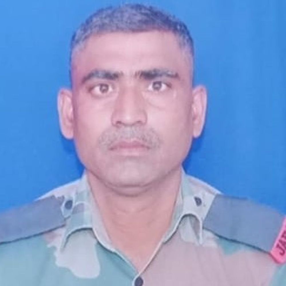 अमेठी में सड़क हादसे में रिटायर्ड फौजी की मौत:BHEL में गार्ड के पद पर तैनात थे, ड्यूटी पर जाते समय हुआ हादसा