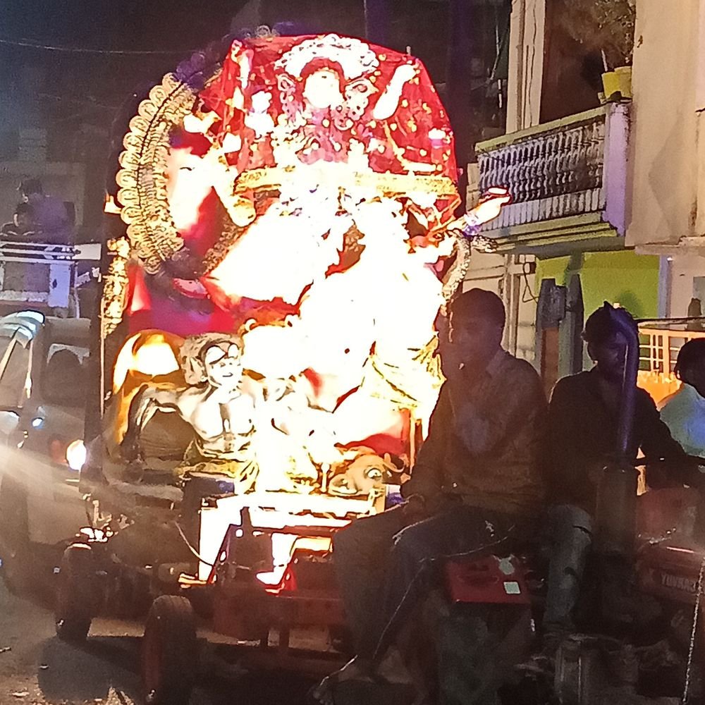 झांसी के लक्ष्मी गेट पंडाल में स्थापित हुई मां दुर्गा:नवरात्रि के पावन पर्व पर भक्तिमय हुआ पूरा इलाका