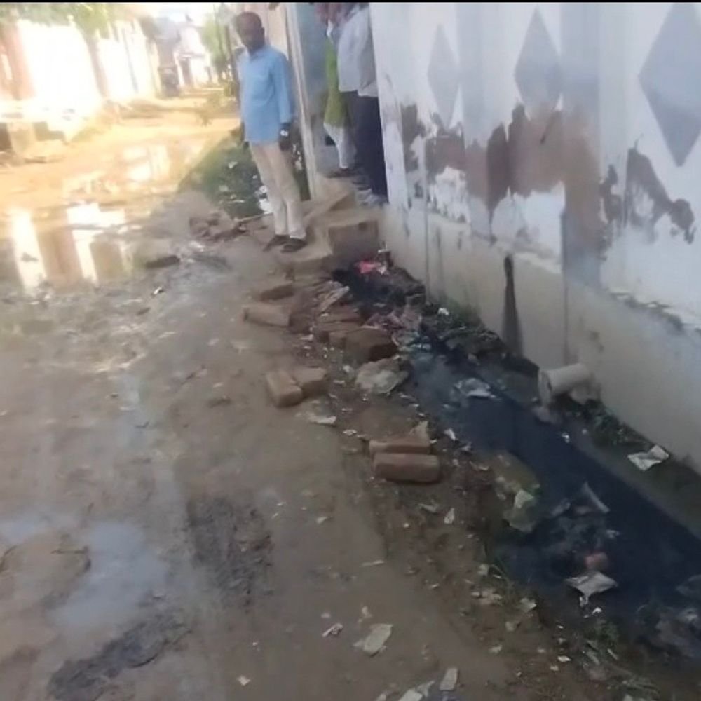 रायबरेली में 15-20 दिन से टूटी पाइपलाइन:सड़क पर जलभराव और कीचड़; 1500 घरों के लोग परेशान