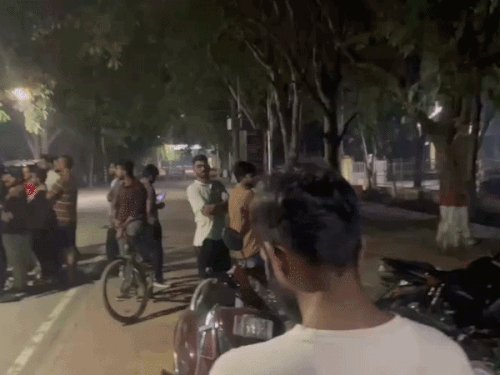 IIT BHU में हॉस्टल सचिव चुनाव पर विवाद:निदेशक कार्यालय के बाहर धरने पर बैठे आईआईटीयंस, मौके पर प्राक्टोरियल बोर्ड की टीम पहुंची