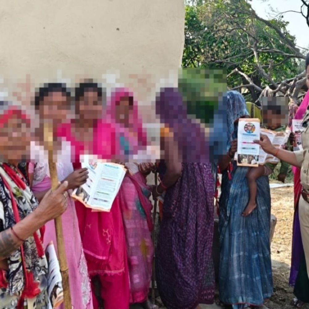 महिला सुरक्षा और साइबर जागरूकता अभियान:एंटी रोमियो टीमों ने सरकारी योजनाएं, कानूनी अधिकार और हेल्पलाइन नंबर बताए