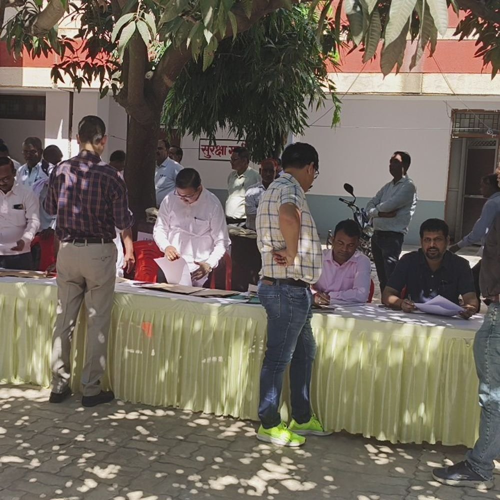मऊ में शिक्षक एमएलसी चुनाव के लिए पोलिंग पार्टियां रवाना:5131 मतदाता 10 केंद्रों पर करेंगे मतदान; 27 अक्टूबर को होगी मतगणना
