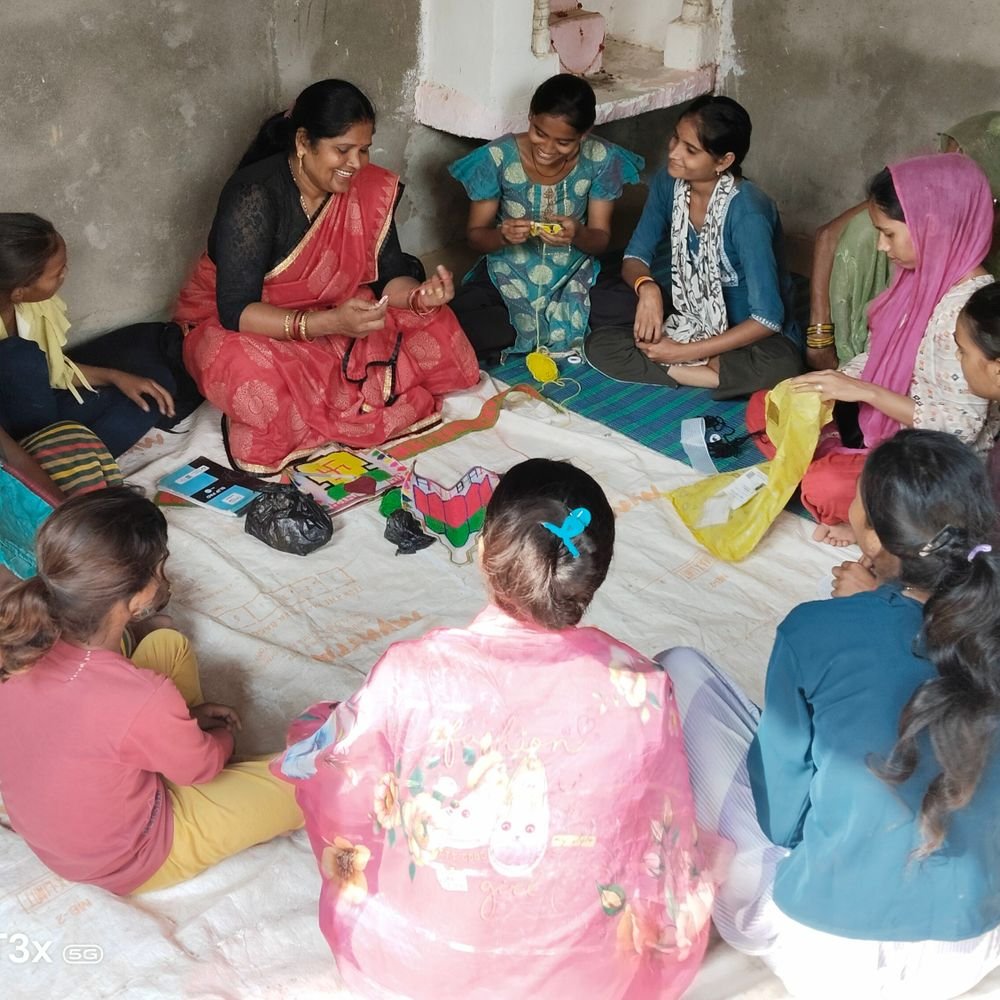 औरैया में किशोरियों को हस्तशिल्प प्रशिक्षण:महिलाओं को सिखाए जरूरी स्वरोजगार हुनर, आत्मनिर्भर बनाने की दिशा में पहल