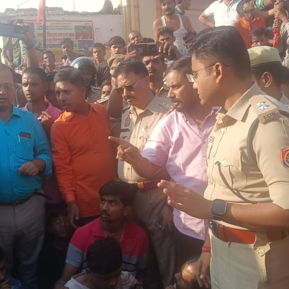 विसर्जन में डीजे रोकने पर हंगामा:बहराइच में सड़क जाम कर प्रदर्शन, पुलिस पर गाली देने का आरोप