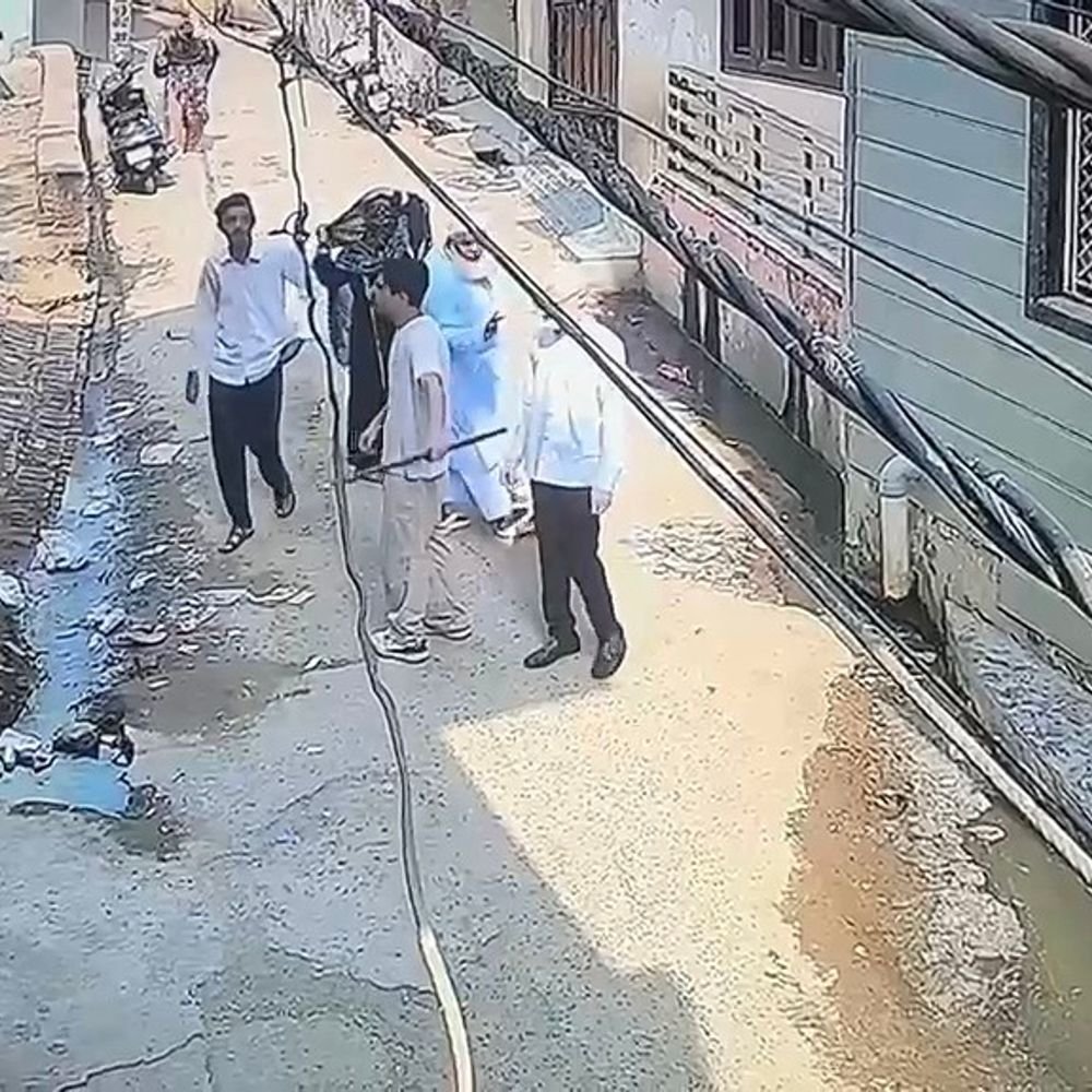 रिश्ता टूटने पर लड़की की बहन के घर पर हमला:लाठी-डंडों से गेट तोड़ने की कोशिश, CCTV में कैद हुई घटना