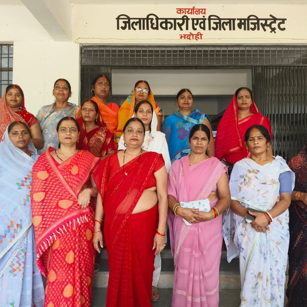 12 साल से सड़क-नाली और बिजली की सुविधा का इंतजार:भदोही में जलभराव से बच्चों को स्कूल जाने में परेशानी, महिलाओं ने दिया ज्ञापन