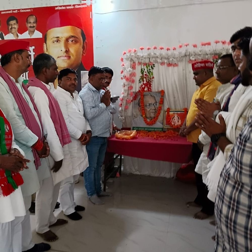 सपा ने जयप्रकाश नारायण और महाराजा अग्रसेन की जयंती मनाई:देवरिया में जिलाध्यक्ष व्यास यादव बोले- जेपी के विचार लोकतंत्र की रक्षा के लिए आज भी जरूरी