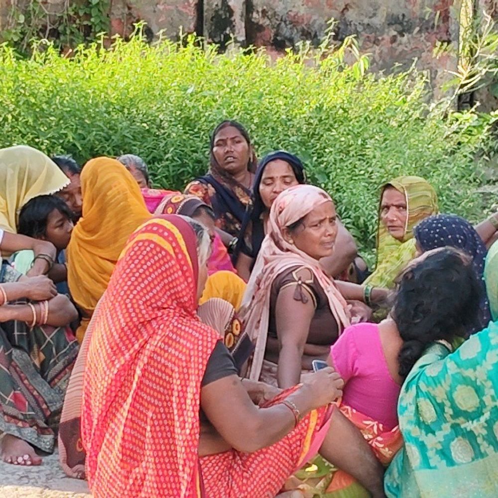 मऊ में तालाब में डूबकर युवक की मौत:फूल तोड़ने गया था, फर्नीचर का काम करता था, परिवार का इकलौता सहारा था