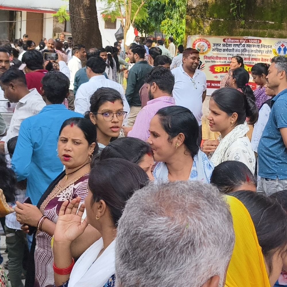 सीएमओ ने एनएचएम कर्मचारियों को परिसर खाली करने को कहा:नियमितीकरण और समान वेतन समेत 8 मांगों पर अड़े, 12 अक्टूबर से लखनऊ में अनिश्चितकालीन हड़ताल