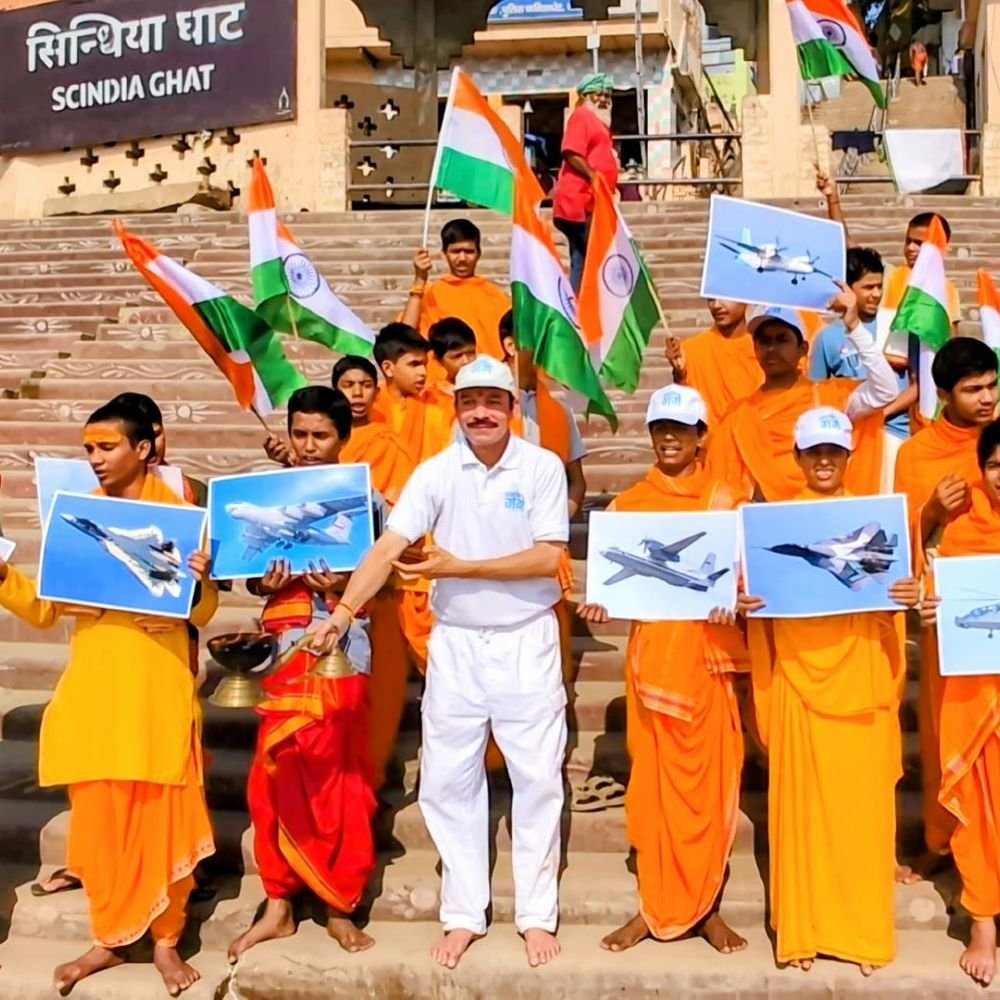 एयर शो के लिए मां गंगा की आरती:‘विंग्स ओवर गंगा’ के सुरक्षित आयोजन के लिए नमामि गंगे टीम ने की प्रार्थना