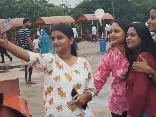 बारिश के फुहारों के बीच पिकनिक स्पॉट बना नौकविहार, VIDEO:गोरखपुर में रील बनाते नजर आए युवा, सुहावने मौसम का लिया आनंद