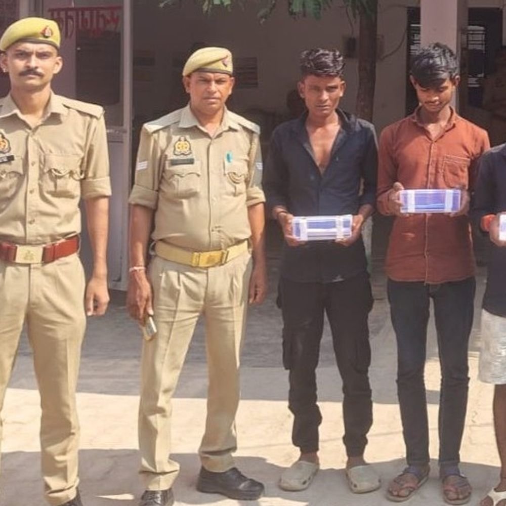 विंध्याचल में श्रद्धालुओं के मोबाइल चुराने वाले 3 युवक गिरफ्तार:1 नाबालिग हिरासत में, 9 मोबाइल मिले; 2 लाख कीमत के फोन बेचते थे