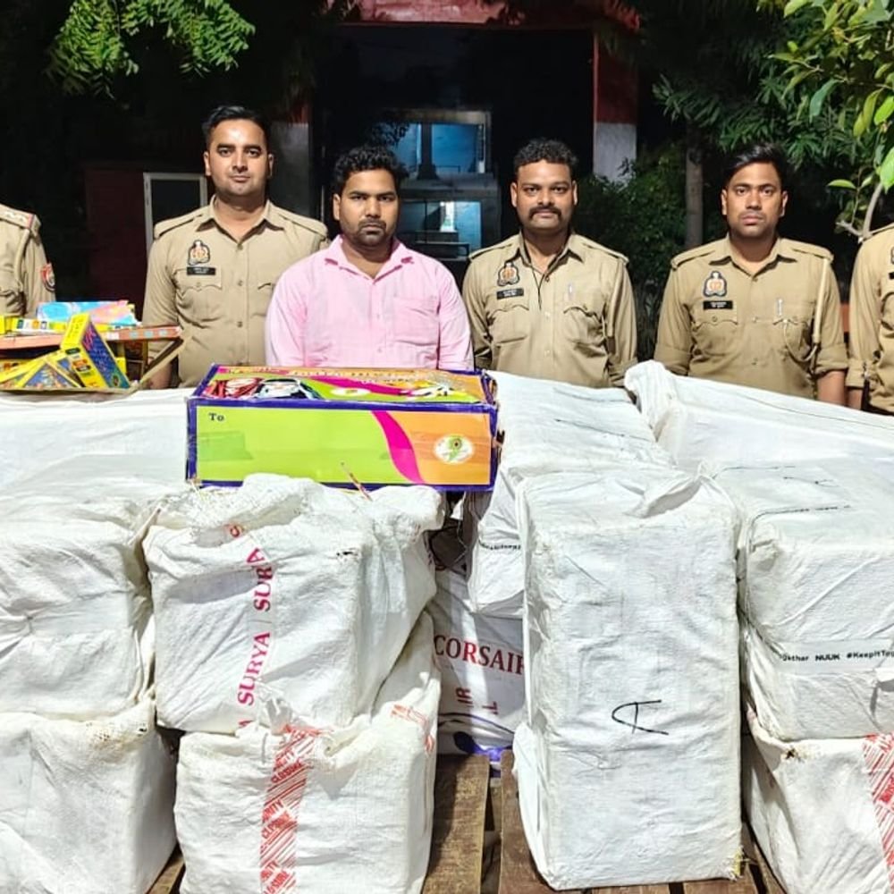 दुकान के बाहर मिला 490 किलो अवैध पटाखों का जखीरा:कानपुर देहात में अवैध पटाखों के भंडारण पर कार्रवाई, 490 किलो पटाखों के साथ दुकानदार गिरफ्तार