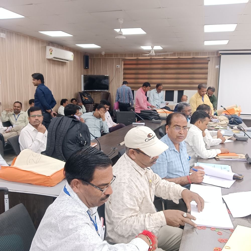 बस्ती में शिक्षक MLC चुनाव के लिए बंटीं मतपेटिकाएं:23 अक्टूबर को 14 मतदान केंद्रों पर होगी वोटिंग, शिक्षक डालेंगे वोट