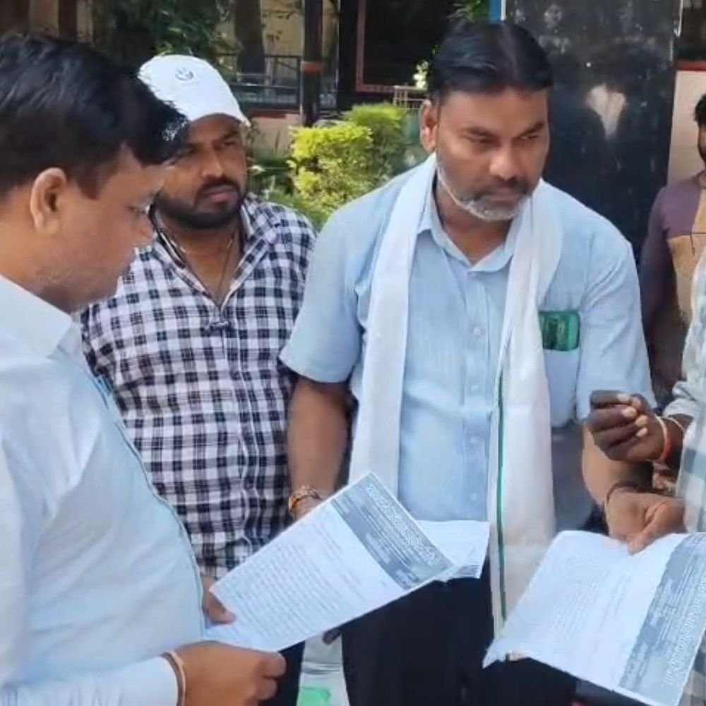 फिरोजाबाद में ठेका सफाई कर्मचारियों का धरना:10 हजार रुपए वेतन में परिवार चलाना मुश्किल, 15 हजार मानदेय की मांग