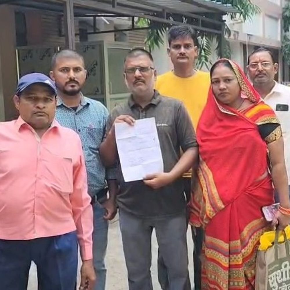 उन्नाव में सड़क चौड़ीकरण में गिरी दुकान पर हुआ विवाद:ज्यादा हिस्सा गिरवाने और दुकान खाली कराने लगा आरोप, DM से शिकायत