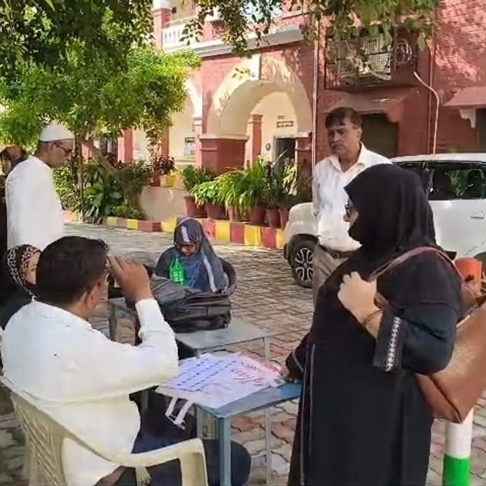 मतदाता सूची में नाम जुड़वाने का आज आखिरी मौका:जिले के सभी मतदान केंद्रों पर शाम 4 बजे तक लगेंगे विशेष शिविर, डीएम ने की अपील
