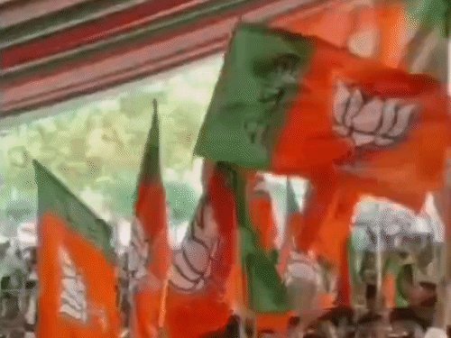 शिक्षकों को समर्पित दिखा भाजपा का मंच 5:5 दर्जन विधायक नीचे बैठे रहे; CM बोले-शिक्षक नेता के पीछे भाजपा आयी