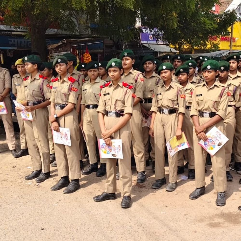 प्रतापगढ़ में सड़क सुरक्षा अभियान:यातायात पुलिस ने बच्चों को बताए सुरक्षित सफर के तरीके