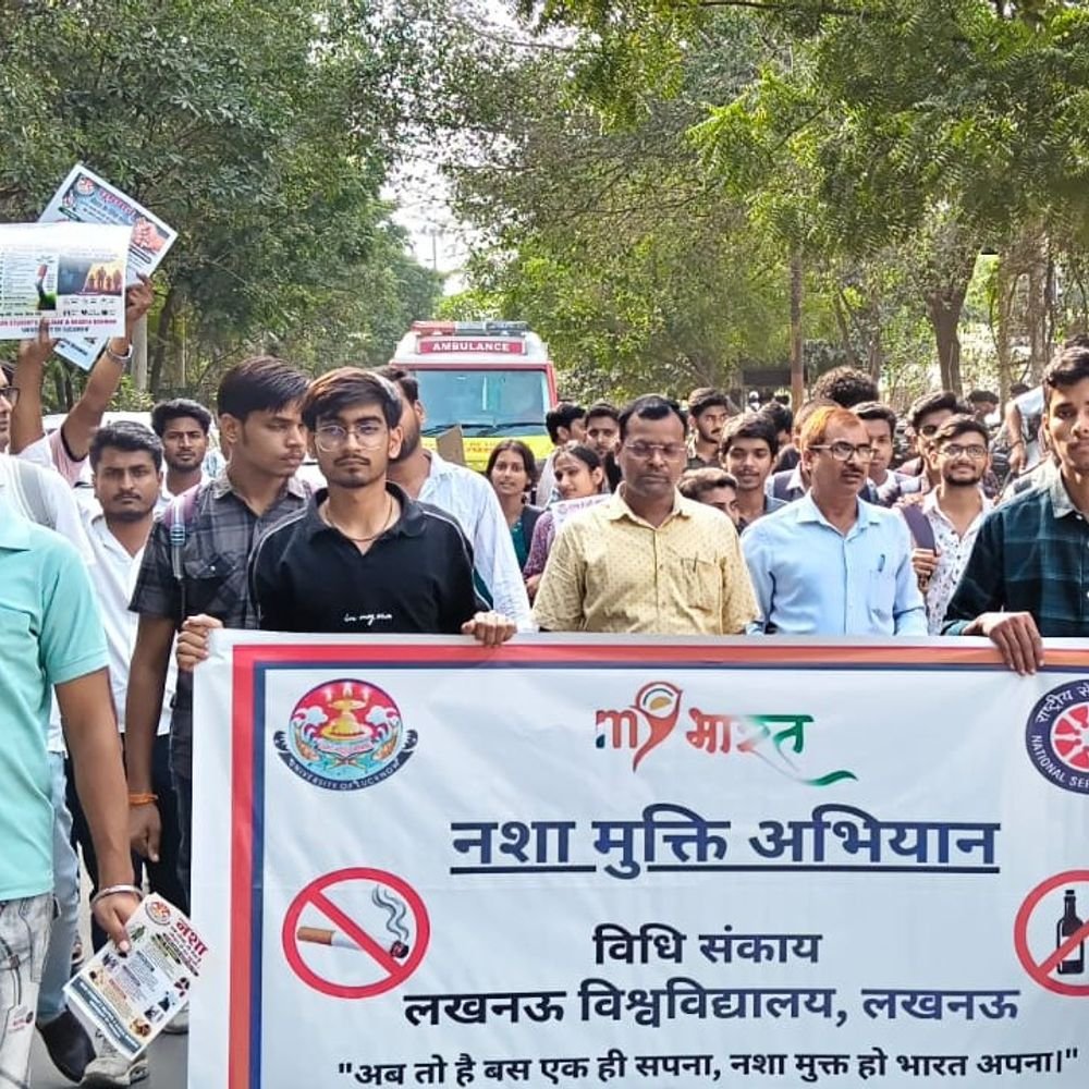 लखनऊ विश्वविद्यालय के छात्रों ने चलाया नशा मुक्ति अभियान:NSS स्वयंसेवकों ने रैली निकाली, लोगों को नशे के दुष्प्रभाव बताए