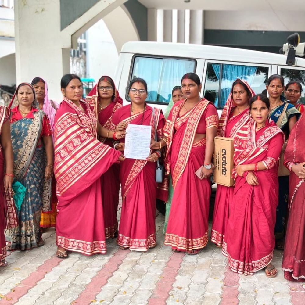 विकास भवन में बीसी सखियों का प्रदर्शन:मऊ में बकाया मानदेय, लैपटॉप और पंचायत भवन में बैठने की व्यवस्था की मांग