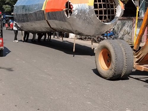 फर्रुखाबाद में क्रेन से पहुंचे रावण, मेघनाद, VIDEO:70 फीट लंबे रावण का होगा दहन, 25 से 30 हजार लोगों के आने की उम्मीद
