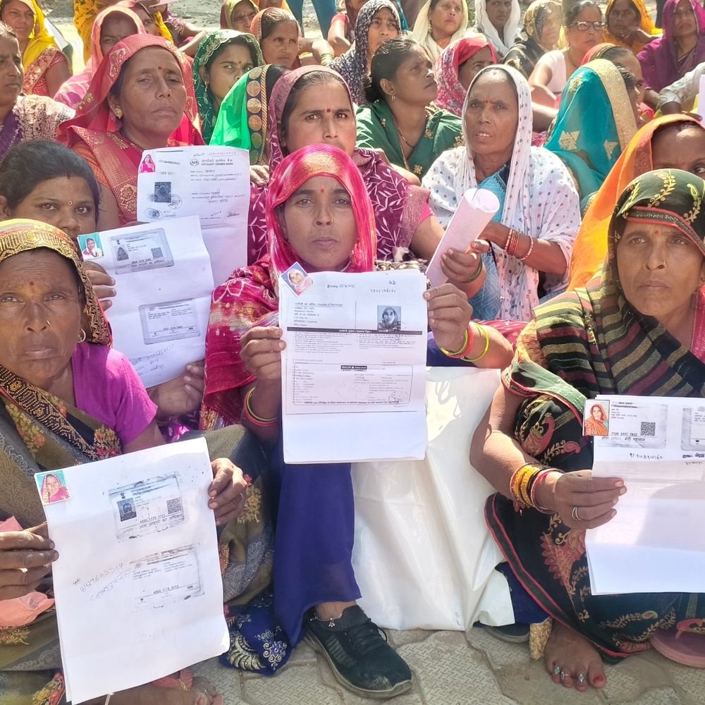 हरदोई में मानदेय नहीं मिलने पर केयरटेकर महिलाओं का प्रदर्शन:5 साल से नहीं मिला वेतन, DM को सौंपा 5 सूत्रीय ज्ञापन