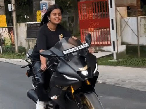 सीतापुर में युवती ने दोनों हाथ छोड़कर दौड़ाई बाइक,VIDEO:VIP सड़क पर स्टंटबाजी का VIDEO, अपनी और दूसरों की जान जोखिम में डाली
