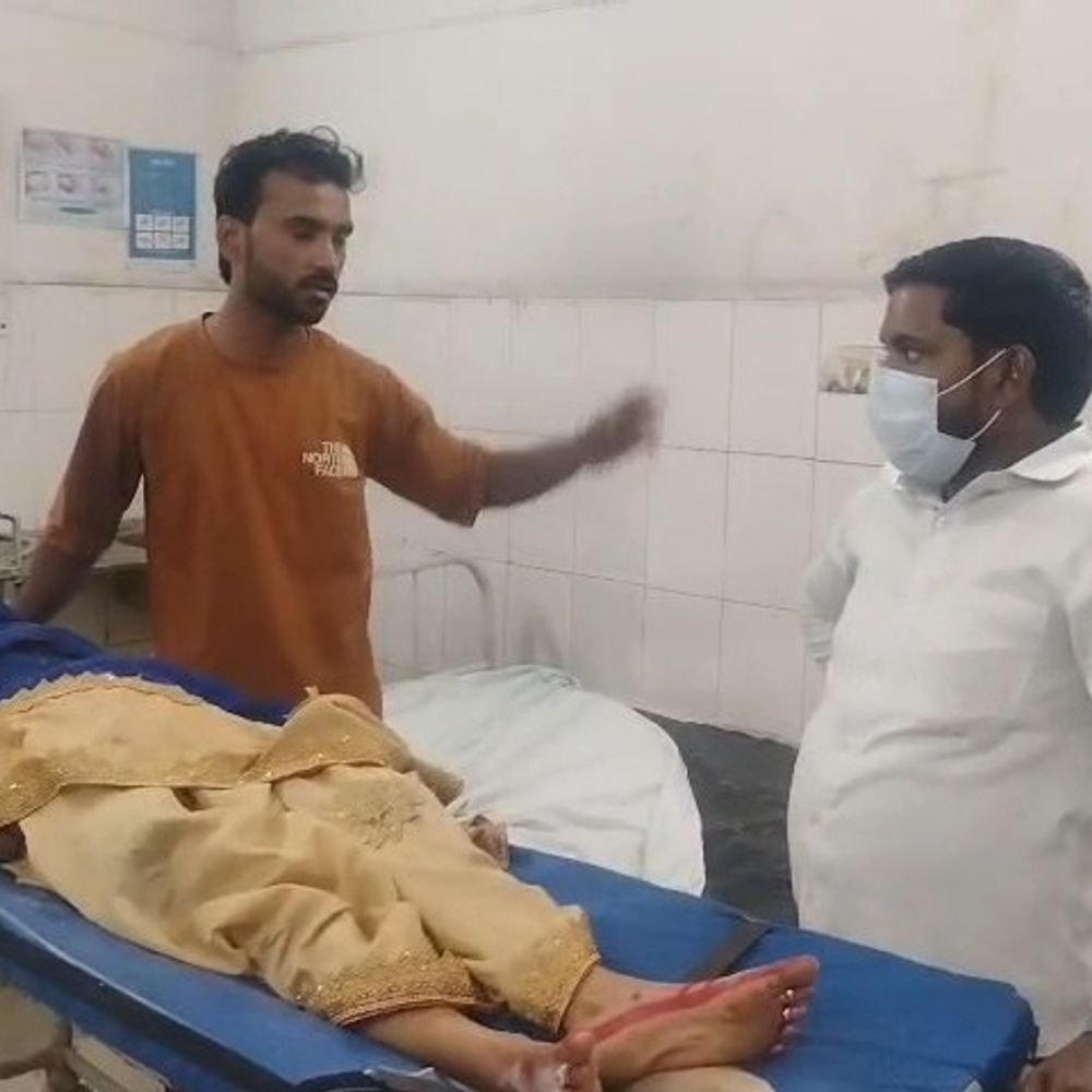 इटावा में बाइक से गिरकर महिला की मौत:भाई के साथ मायके से लौट रही थी, डॉक्टरों ने मृत घोषित किया