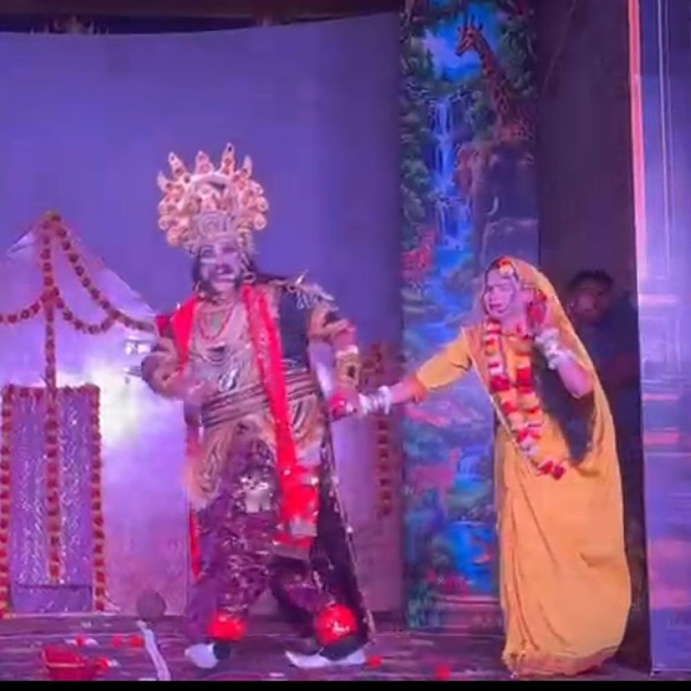 रामलीला शुरू, सीता हरण की लीला देख भावुक हुए लोग:सहारनपुर में जय श्रीराम के जयकारों से गूंजा पंडाल, एसपी सिटी ने किया उद्घाटन