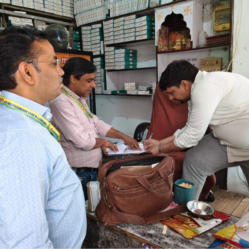 मथुरा में मिठाई-दूध की दुकानों पर छापे, 12 नमूने लिए:बर्फी, पनीर, खोआ और मलाई लड्डू के सैंपल लैब भेजे