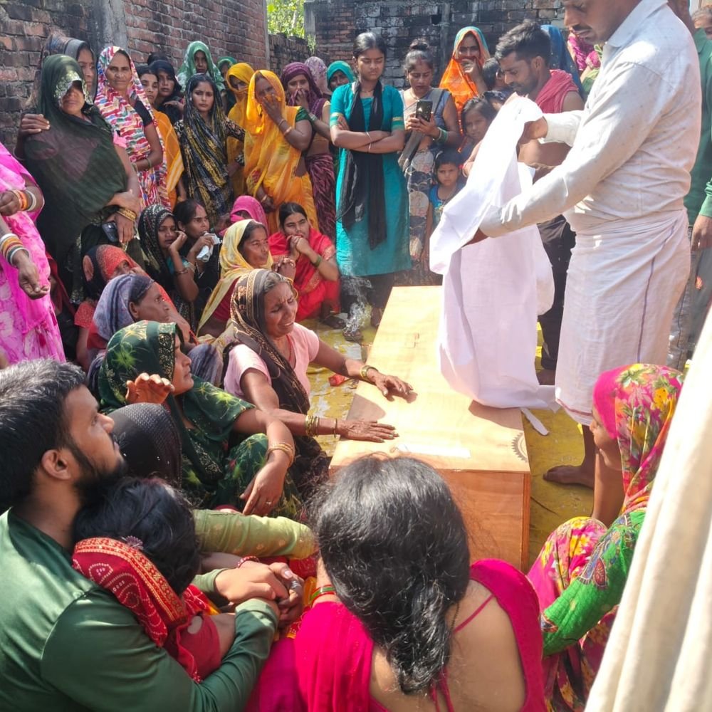 गुजरात सड़क हादसे में सीतापुर के 5 मजदूरों की मौत:2 दिन बाद शव गांव पहुंचा, गौना से पहले महिला विधवा हुई