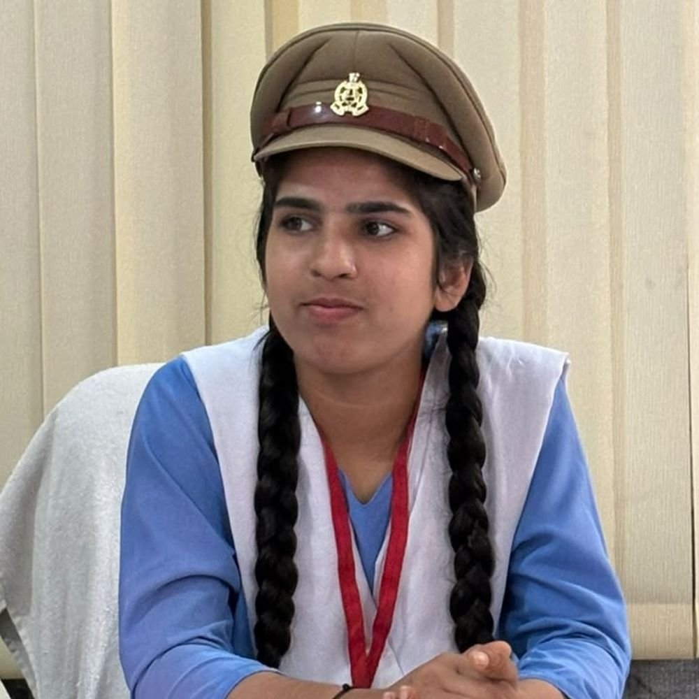 बाराबंकी में 12वीं छात्रा बनीं एक दिन की थाना प्रभारी:पुलिस ने छात्रा को कार्यप्रणाली और अधिकारों से कराया रूबरू