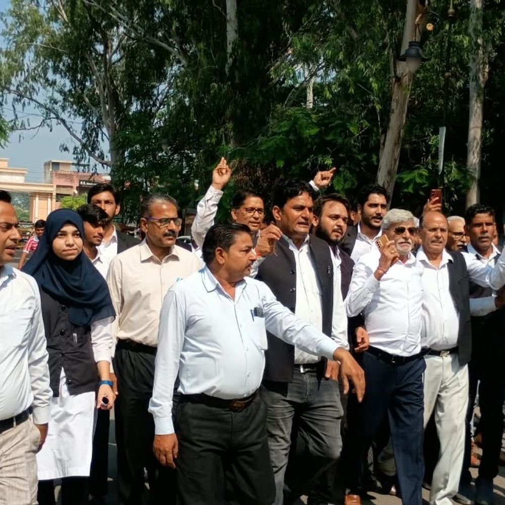 हाईकोर्ट बेंच की मांग पर बिजनौर में वकीलों का प्रदर्शन:बैरिकेड तोड़ कलेक्ट्रेट पहुंचे, डीएम को ज्ञापन सौंप पश्चिमी यूपी में बेंच की मांग की