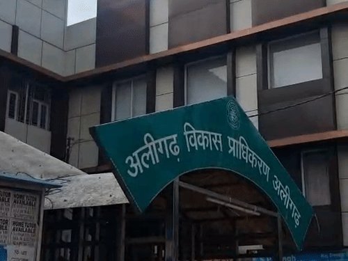 स्टर्लिंग होम्स निदेशकों पर शिकंजा, पांच नई FIR दर्ज:अलीगढ़ में एंटी फ्राड सेल से जांच के बाद तगड़ी कार्रवाई, पहले एक मुकदमा हो चुका था दर्ज; अब कुल छह FIR