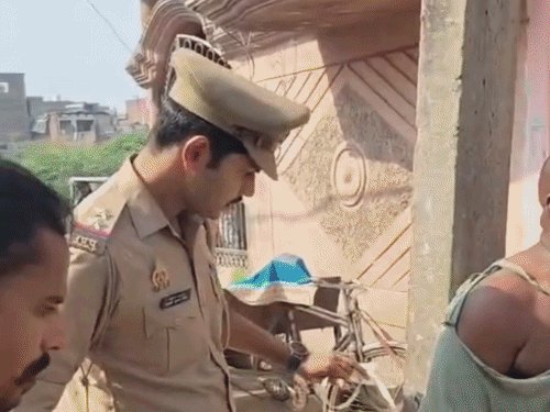 फतेहपुर में युवक को बिजली के खंभे से बांधकर पीटा:25 अज्ञात पर केस, महिलाओं ने पुलिस के साथ की धक्का-मुक्की